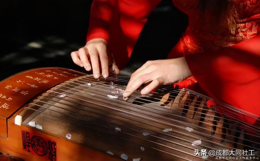 「活動回顧」傳統(tǒng)文化小課堂古箏余音第一課
