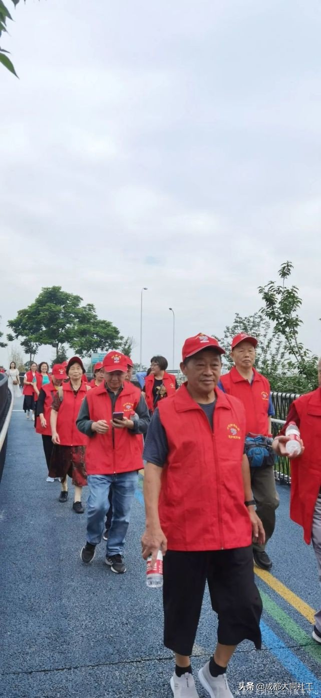 “永遠(yuǎn)跟黨走·府河綠道健步行”府河新居慶祝建黨100周年活動(dòng)