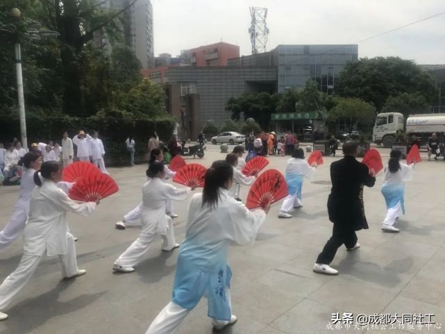 「微項(xiàng)目營造」“愛成都 迎大運(yùn)”府河新居社區(qū)太極拳協(xié)會(huì)聯(lián)誼演出