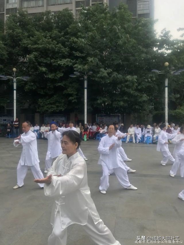 「微項(xiàng)目營造」“愛成都 迎大運(yùn)”府河新居社區(qū)太極拳協(xié)會(huì)聯(lián)誼演出