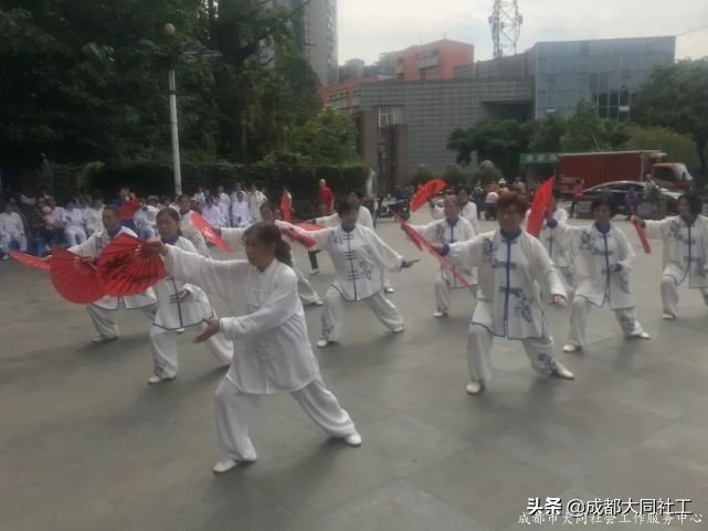 「微項(xiàng)目營造」“愛成都 迎大運(yùn)”府河新居社區(qū)太極拳協(xié)會(huì)聯(lián)誼演出