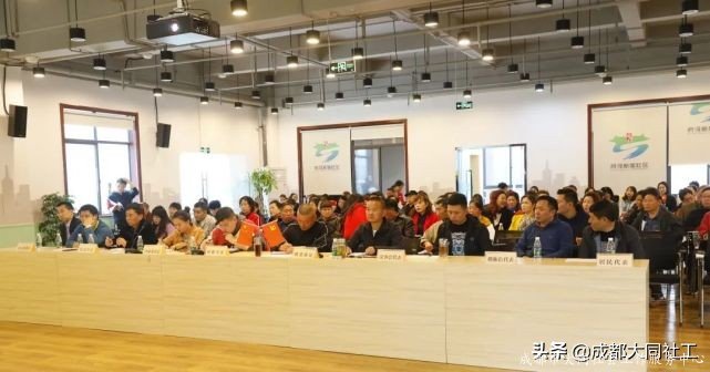 府河新居社區(qū)召開2021年度社區(qū)發(fā)展治理專項保障資金項目評審會議