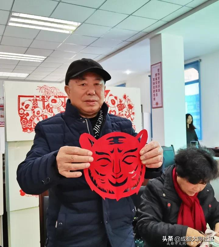郫都區(qū)老干部活動(dòng)中心“?；⒂麓骸笔止ぜ艏埢顒?dòng)