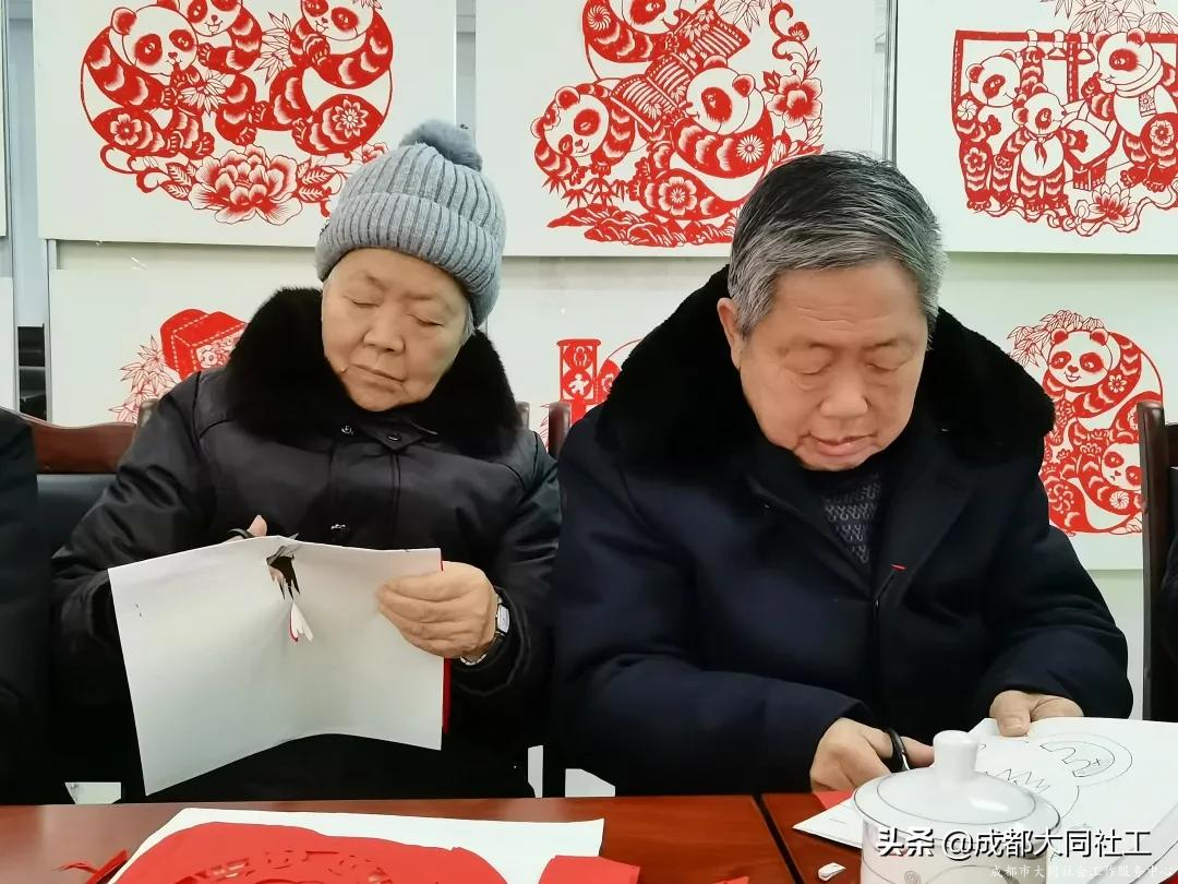 郫都區(qū)老干部活動(dòng)中心“福虎迎新春”手工剪紙活動(dòng)