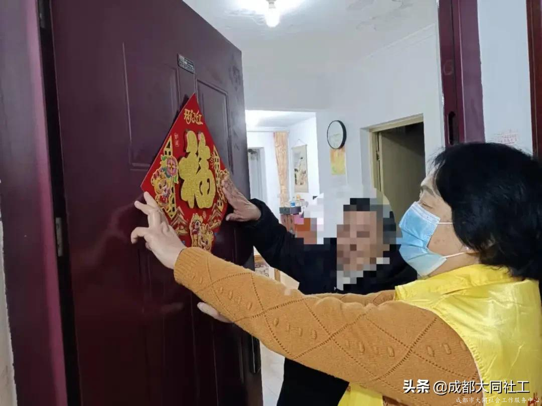 西華街道社工站助老志愿服務隊開展入戶關(guān)愛活動
