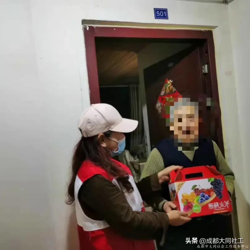西華街道社工站助老志愿服務隊開展入戶關(guān)愛活動