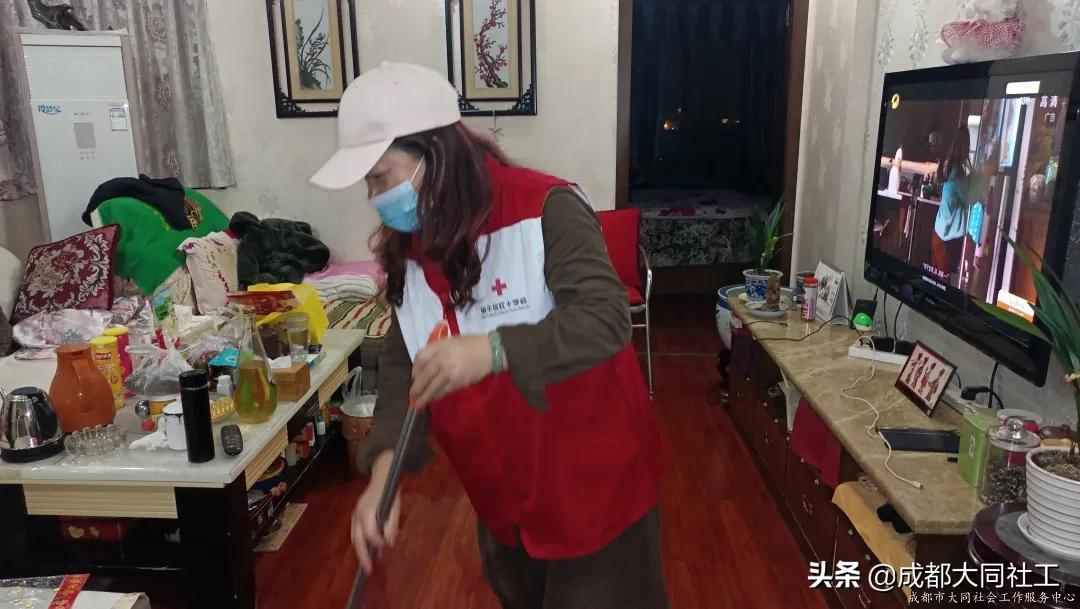 西華街道社工站助老志愿服務隊開展入戶關(guān)愛活動