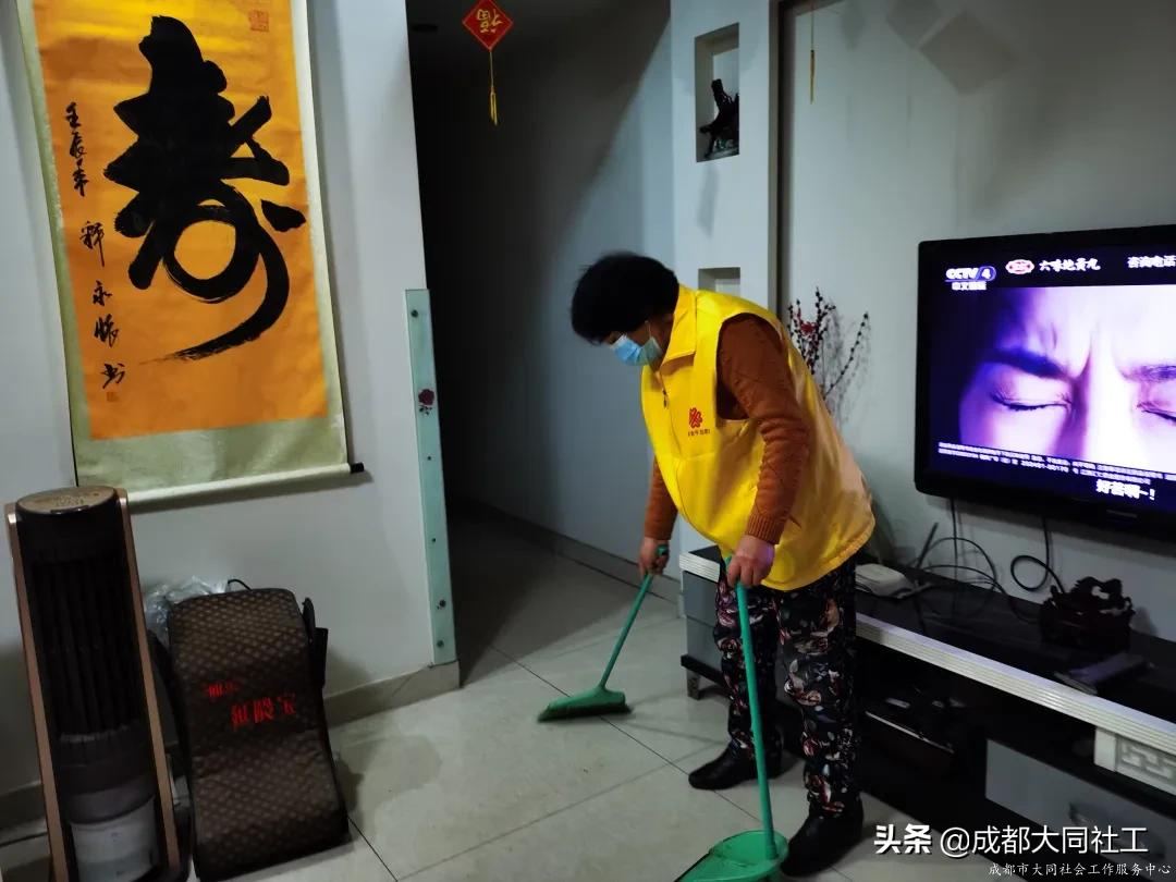 西華街道社工站助老志愿服務隊開展入戶關(guān)愛活動