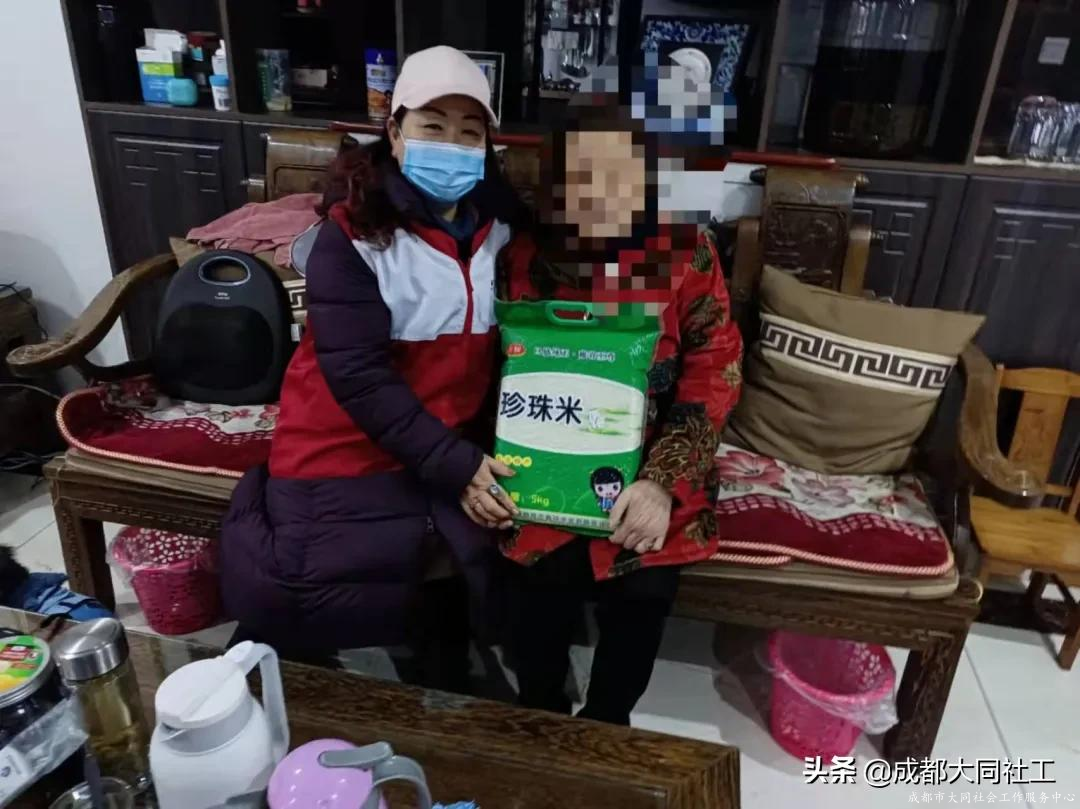 西華街道社工站助老志愿服務隊開展入戶關愛活動