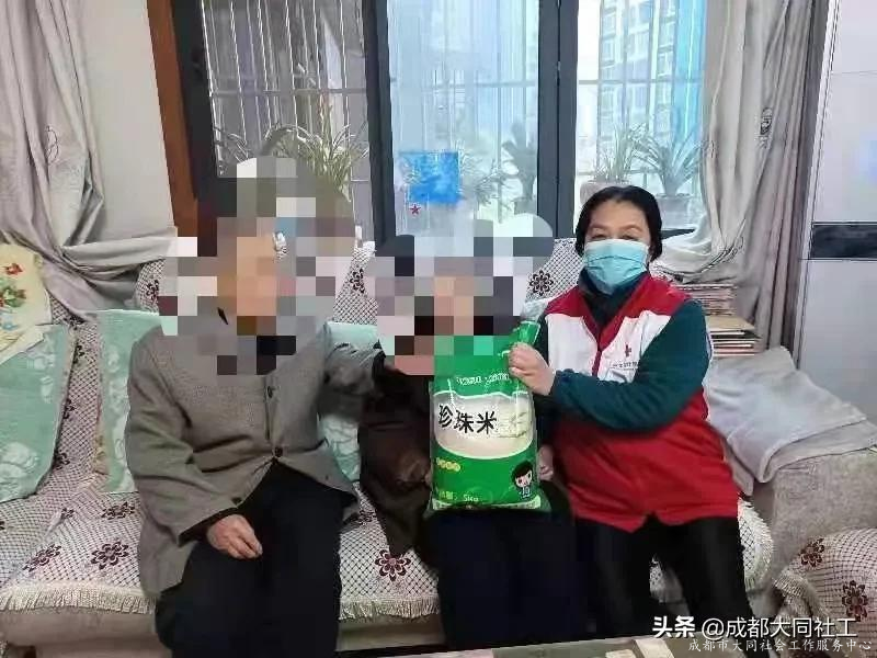 西華街道社工站助老志愿服務隊開展入戶關愛活動